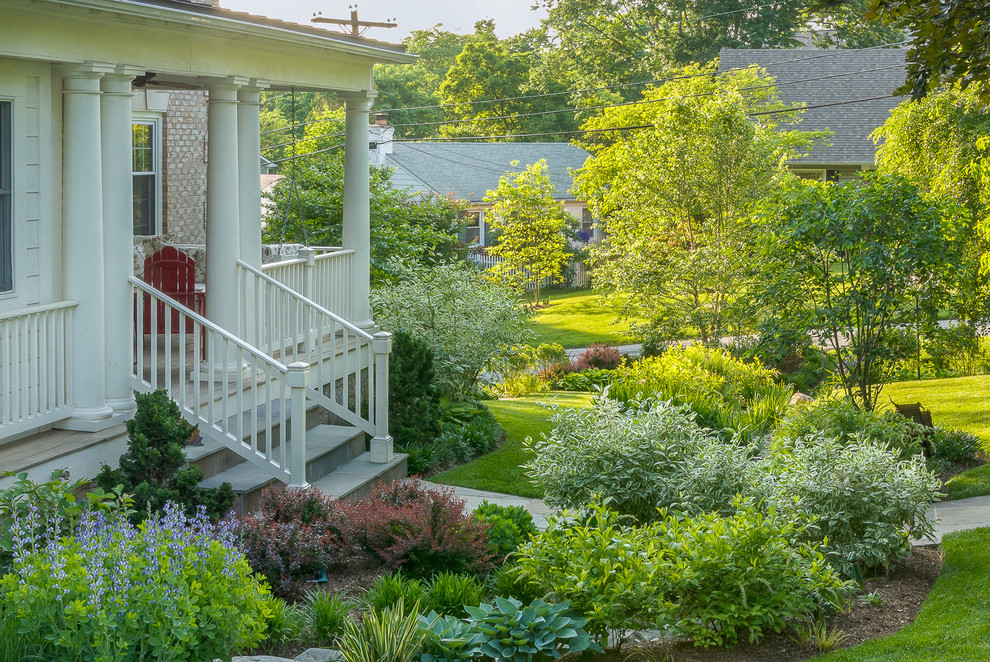 На фото: весенний садовый фонтан среднего размера на переднем дворе в классическом стиле с полуденной тенью и покрытием из каменной брусчатки с