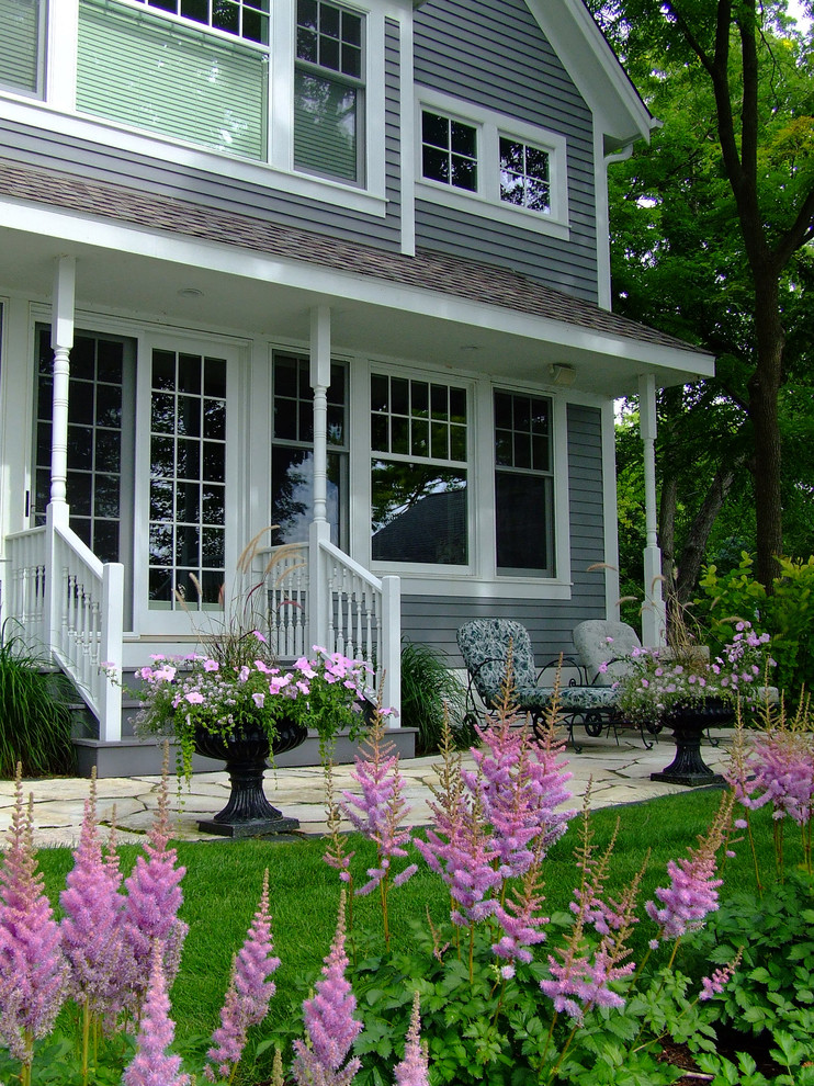 Immagine di un giardino formale classico di medie dimensioni e dietro casa con un ingresso o sentiero e pavimentazioni in pietra naturale