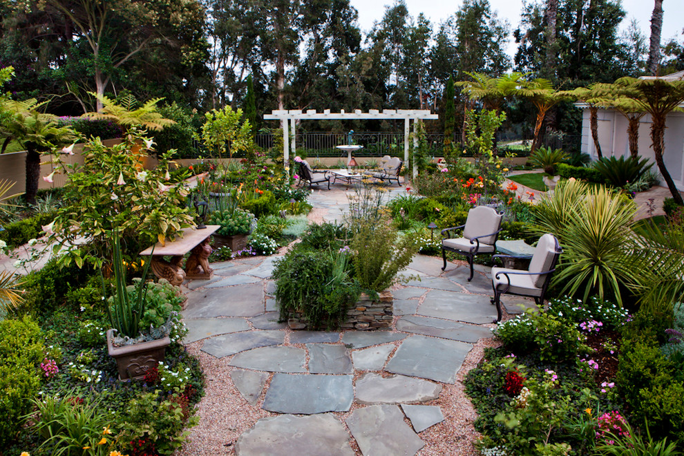 Klassischer Garten mit Natursteinplatten in Los Angeles