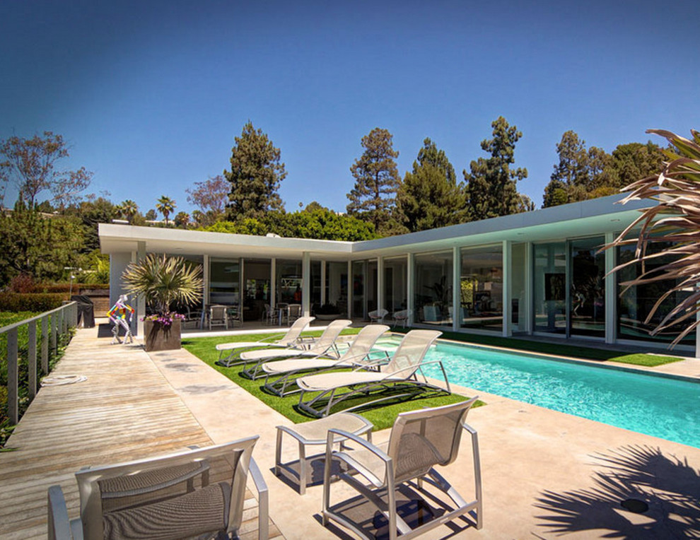 Kleiner, Geometrischer Moderner Garten im Sommer, hinter dem Haus mit direkter Sonneneinstrahlung in Los Angeles
