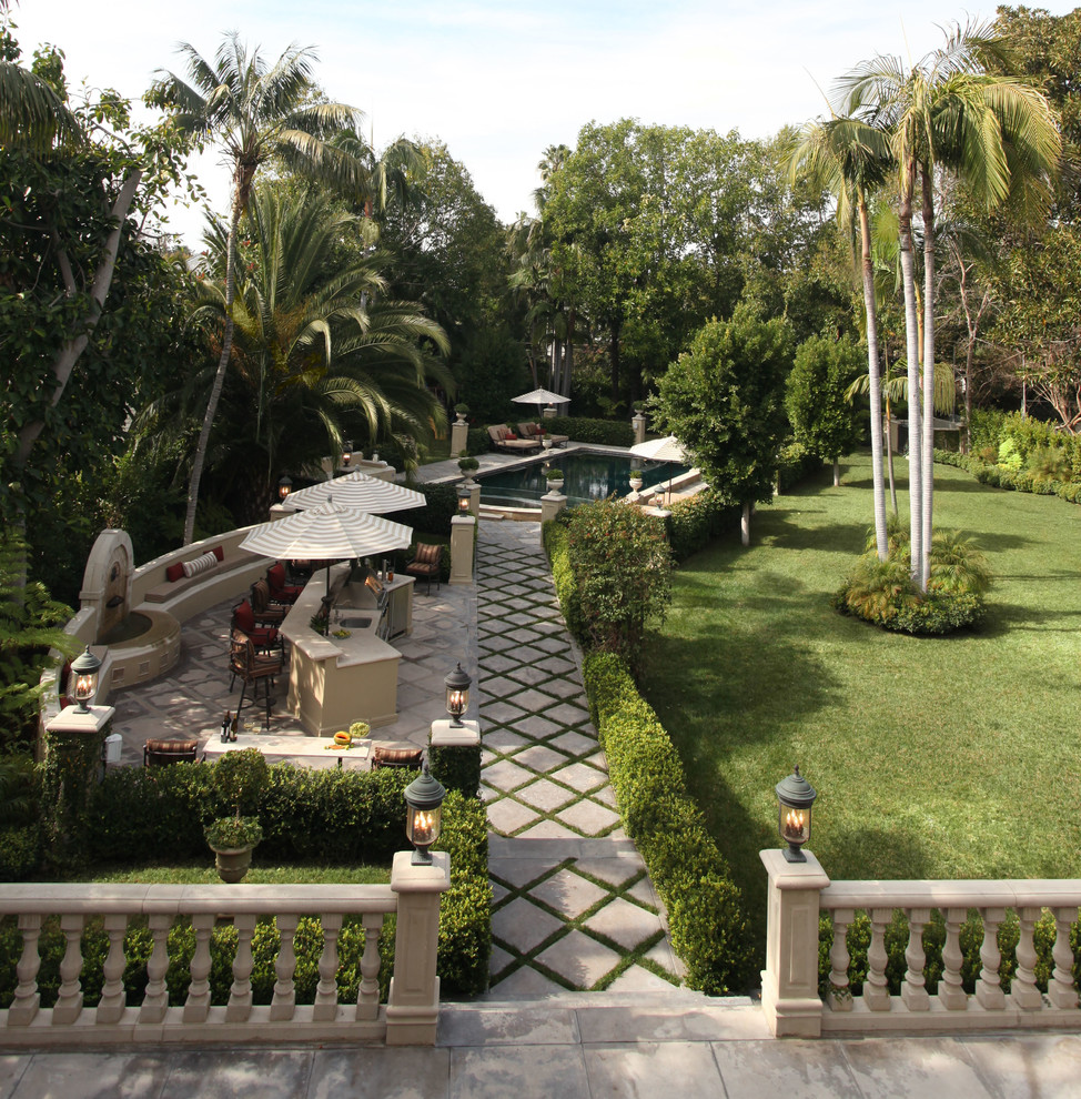 Ispirazione per un grande giardino mediterraneo esposto in pieno sole dietro casa con pavimentazioni in pietra naturale