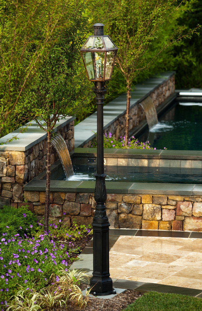 Ispirazione per un grande giardino formale contemporaneo esposto in pieno sole con fontane e pavimentazioni in pietra naturale