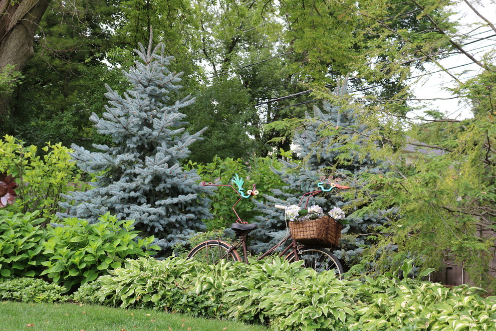 Esempio di un grande giardino country esposto a mezz'ombra dietro casa in estate