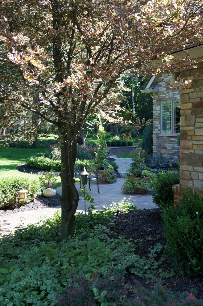 Idee per un ampio giardino stile americano in ombra davanti casa in estate con fontane e pavimentazioni in mattoni