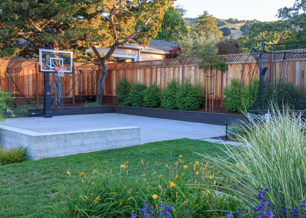 Moderner Garten hinter dem Haus mit Sportplatz in San Francisco