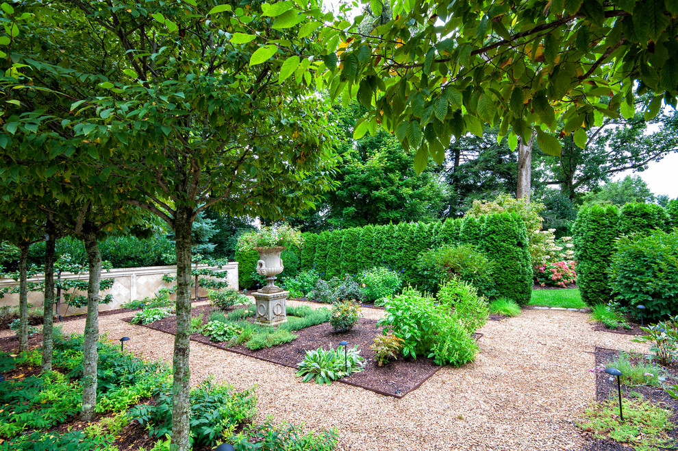 Ejemplo de jardín tradicional con jardín francés y exposición parcial al sol