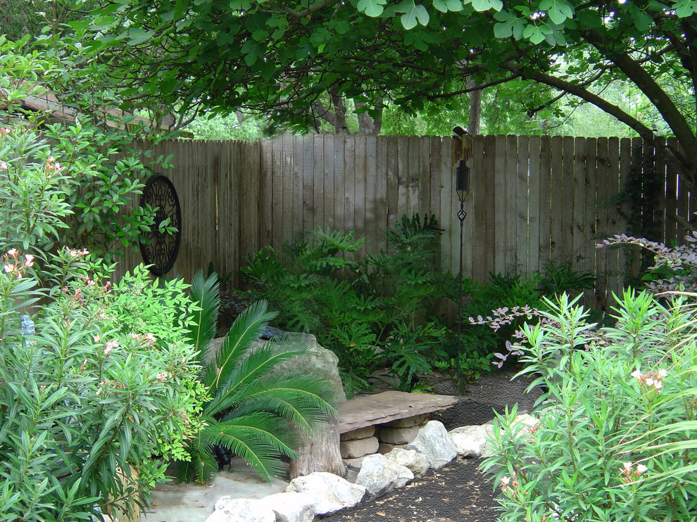 Cette photo montre un grand jardin arrière chic l'été avec un point d'eau, une exposition ombragée et du gravier.