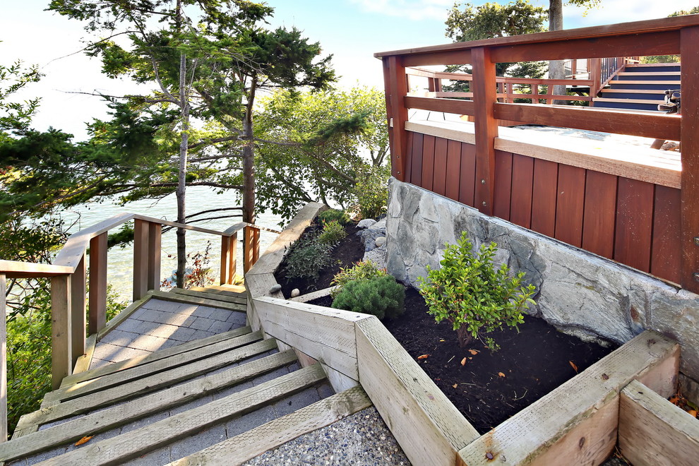 Идея дизайна: участок и сад на заднем дворе в морском стиле с мощением тротуарной плиткой