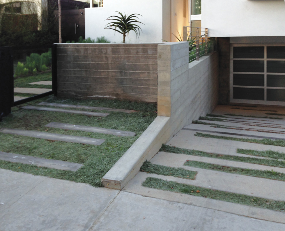 Idee per un giardino moderno esposto a mezz'ombra di medie dimensioni e davanti casa in estate con un ingresso o sentiero e pavimentazioni in cemento
