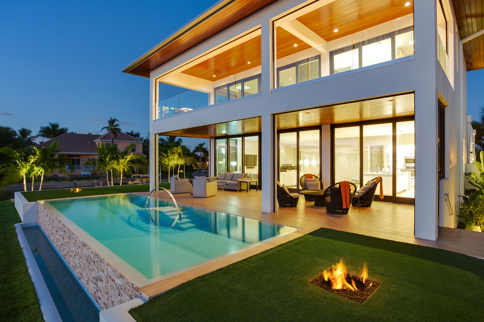 Foto di un giardino tropicale esposto in pieno sole di medie dimensioni e dietro casa in inverno con un focolare