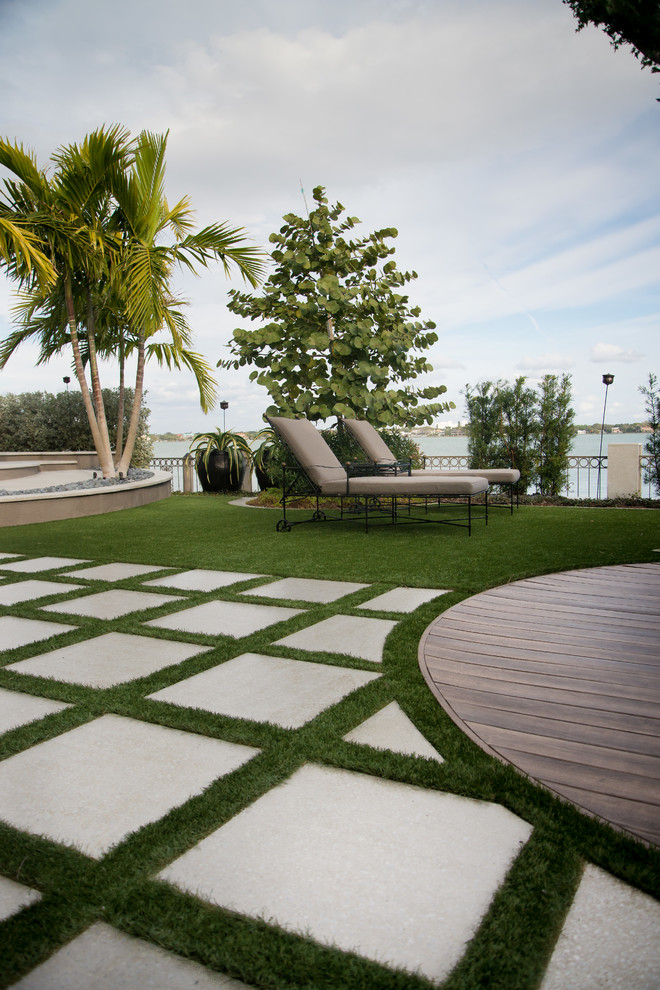 Стильный дизайн: солнечный участок и сад в стиле модернизм с хорошей освещенностью и мощением тротуарной плиткой - последний тренд