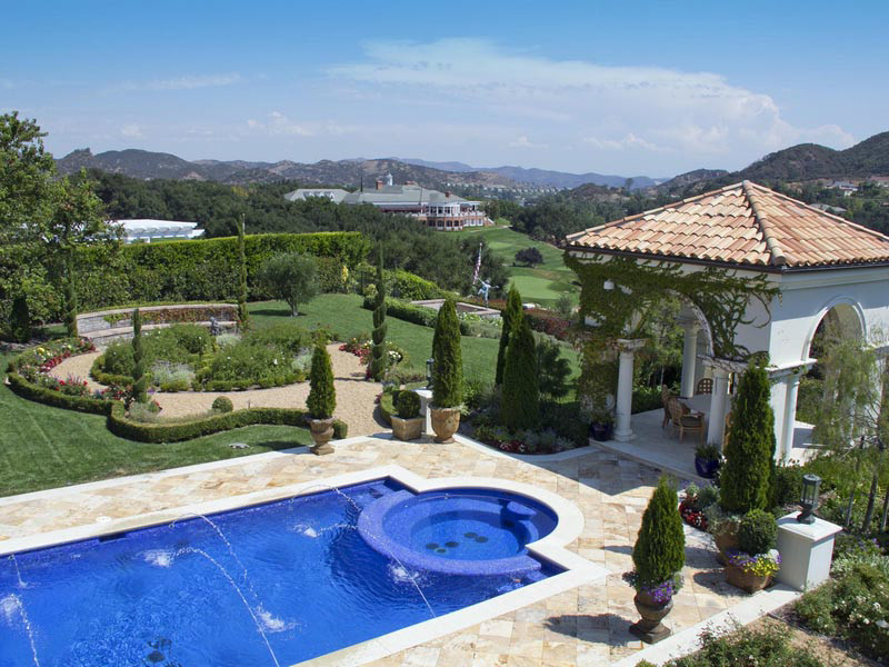 Foto de jardín mediterráneo grande en patio trasero con exposición total al sol y adoquines de piedra natural