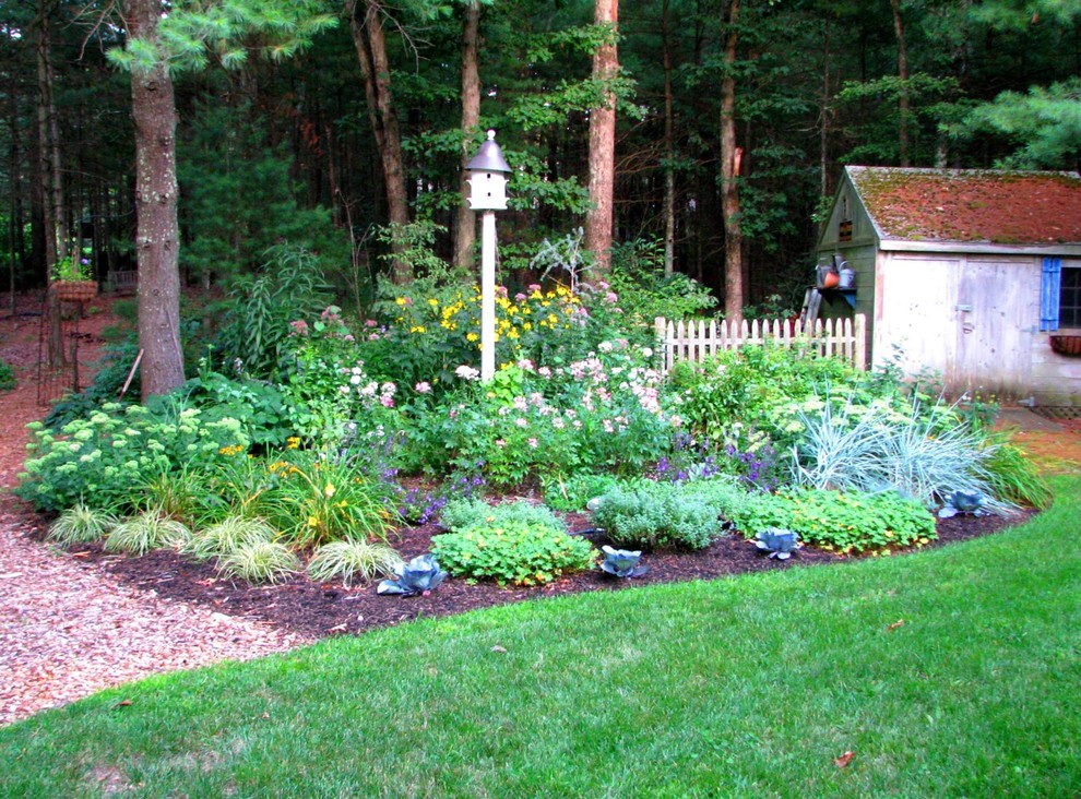 Ispirazione per un giardino classico esposto a mezz'ombra dietro casa in estate con un ingresso o sentiero