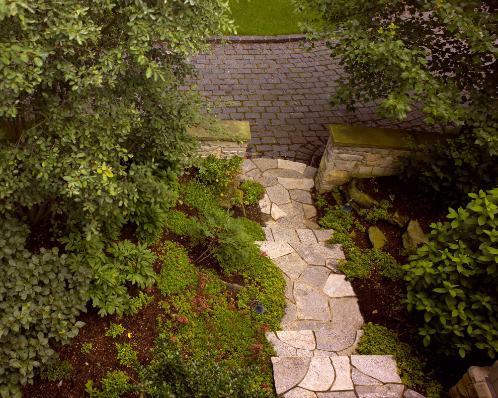 Idee per un giardino stile rurale esposto a mezz'ombra davanti casa con pavimentazioni in pietra naturale