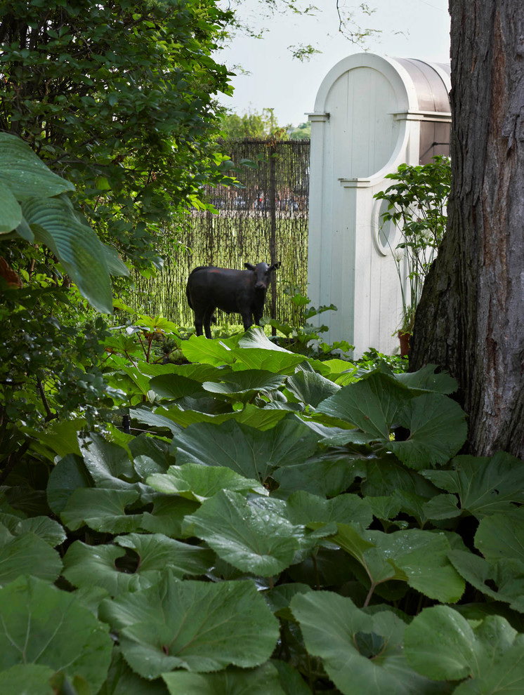デトロイトにあるトラディショナルスタイルのおしゃれな庭の写真