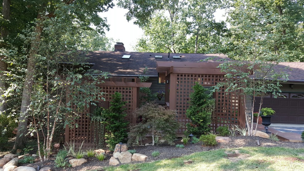 На фото: регулярный сад среднего размера на переднем дворе в современном стиле с садовой дорожкой или калиткой, полуденной тенью и настилом с