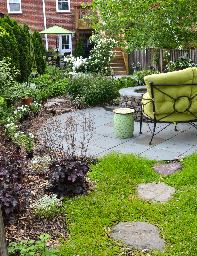 Foto de jardín actual pequeño en primavera en patio trasero con brasero, exposición parcial al sol y adoquines de piedra natural