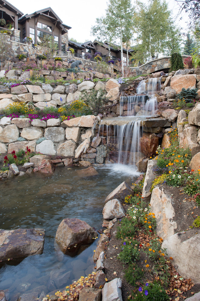 Geräumiger, Halbschattiger Rustikaler Vorgarten im Sommer mit Wasserspiel und Natursteinplatten in Denver
