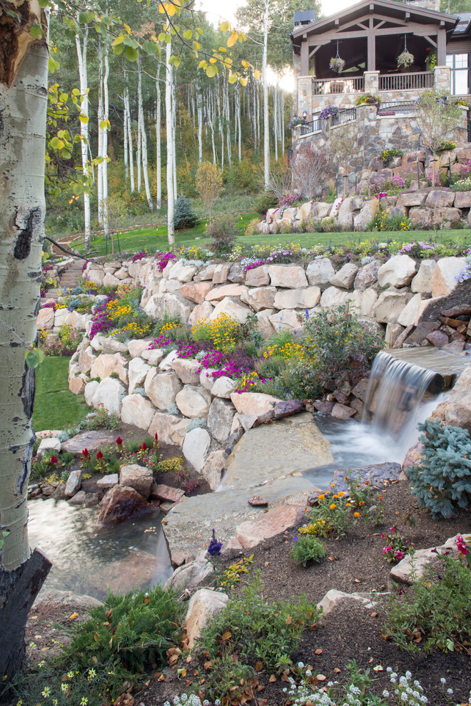 デンバーにある高級な巨大な、春のラスティックスタイルのおしゃれな庭の噴水 (半日向、傾斜地、天然石敷き) の写真