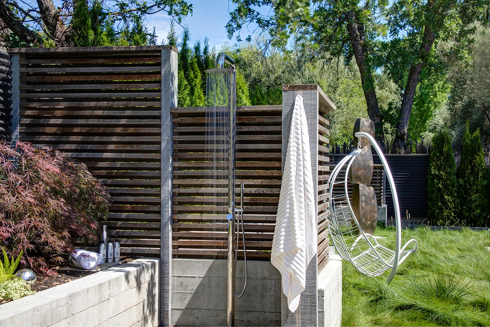 Diseño de jardín campestre grande en patio trasero con exposición parcial al sol