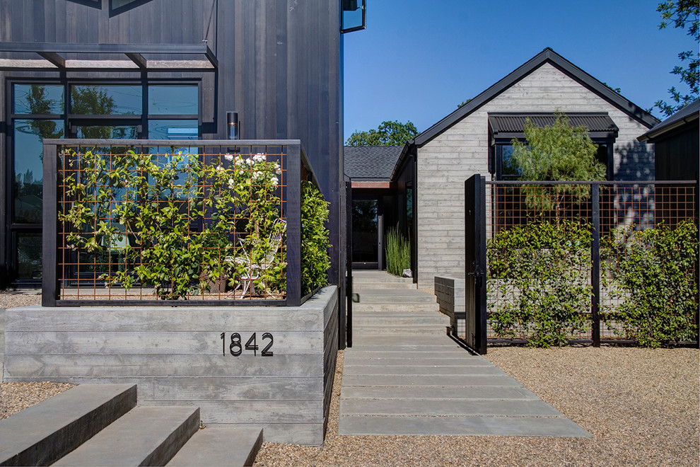 Design ideas for a farmhouse courtyard garden in San Francisco with a garden path and gravel.