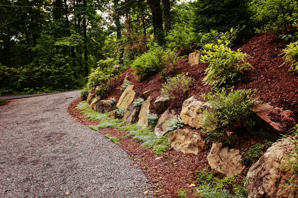 Mittelgroßer, Schattiger Klassischer Garten im Frühling mit Natursteinplatten in Charlotte