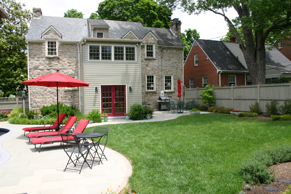 Пример оригинального дизайна: солнечный, летний садовый фонтан среднего размера на заднем дворе в стиле фьюжн с хорошей освещенностью и мощением тротуарной плиткой