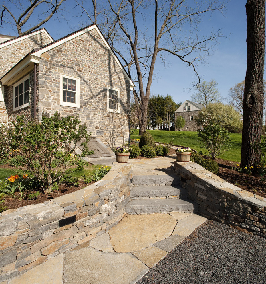 Esempio di un giardino chic in primavera con un pendio, una collina o una riva, pavimentazioni in pietra naturale e scale