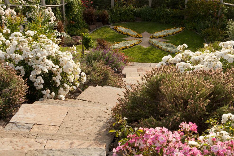Inspiration pour un jardin traditionnel l'été avec une pente, une colline ou un talus, une exposition ensoleillée et des pavés en pierre naturelle.