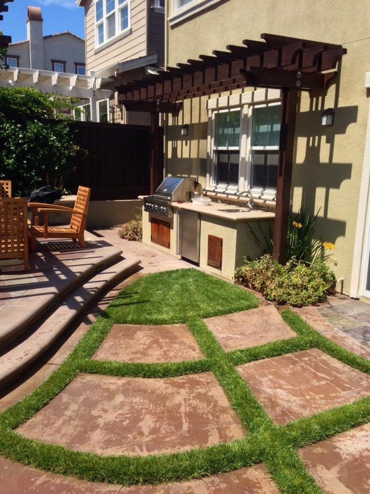 На фото: большой весенний регулярный сад на заднем дворе в современном стиле с с перголой, полуденной тенью, мощением тротуарной плиткой и с деревянным забором