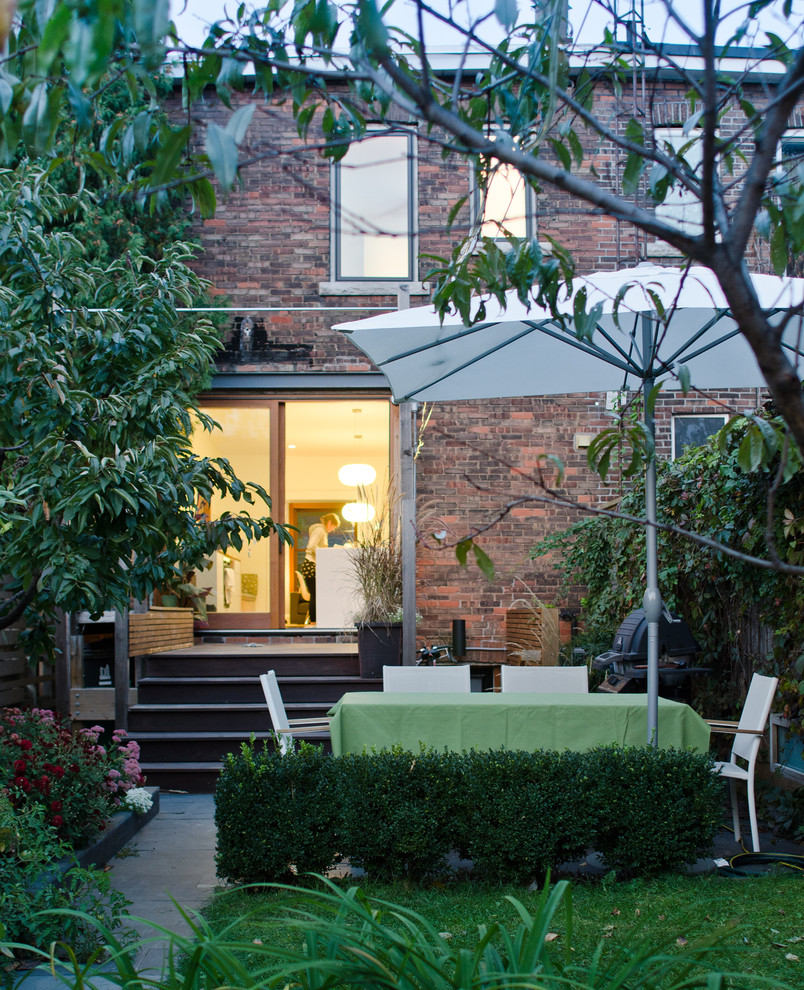 This is an example of a contemporary back garden in Toronto.