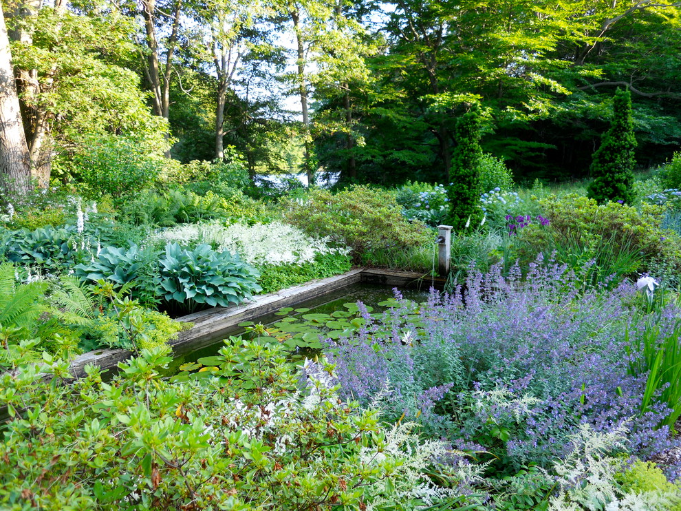 Inspiration pour un grand jardin à la française arrière traditionnel avec une exposition partiellement ombragée et un bassin.