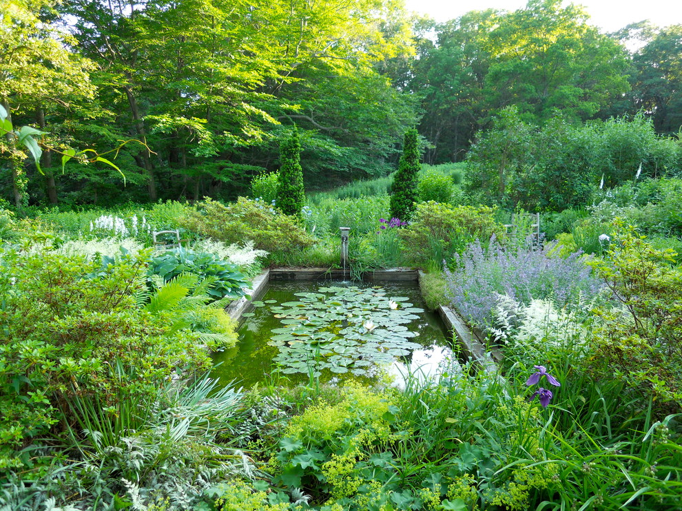 Exemple d'un grand jardin à la française arrière chic avec un point d'eau et une exposition partiellement ombragée.