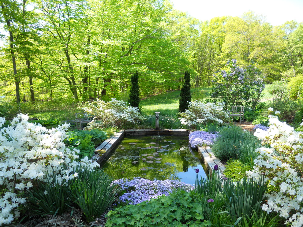 Foto de jardín tradicional grande en patio trasero con exposición parcial al sol, mantillo, jardín francés y estanque