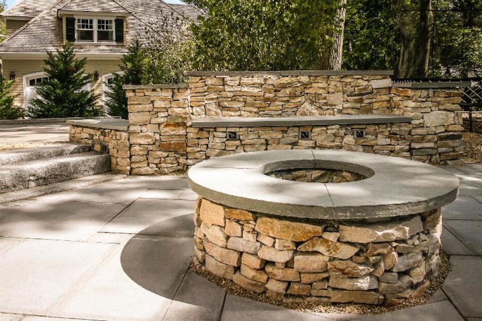 Cette image montre un jardin arrière design de taille moyenne avec un foyer extérieur, une exposition ensoleillée et des pavés en pierre naturelle.