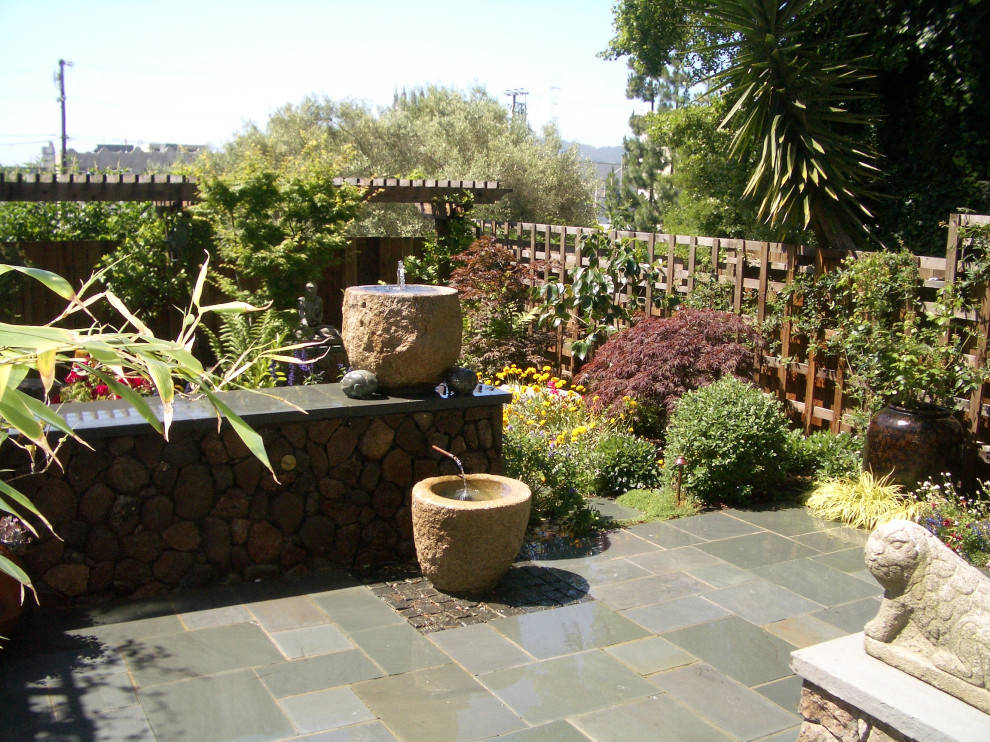 Свежая идея для дизайна: маленький солнечный участок и сад на заднем дворе в восточном стиле с хорошей освещенностью и покрытием из каменной брусчатки для на участке и в саду - отличное фото интерьера