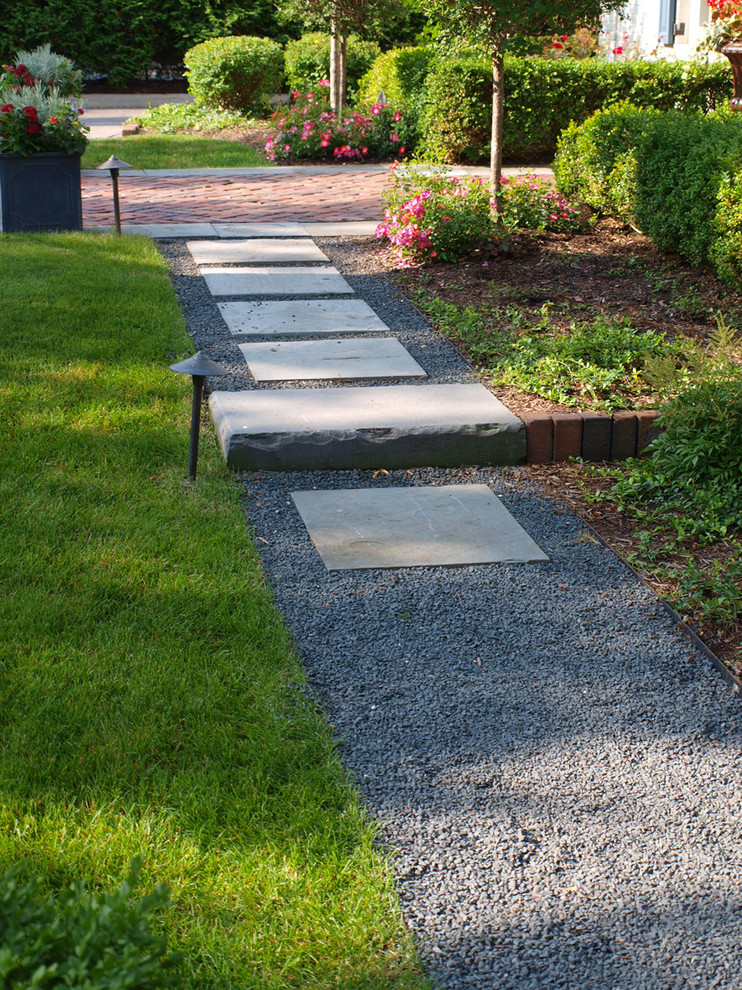 Diseño de camino de jardín clásico de tamaño medio en verano en patio delantero con exposición parcial al sol y gravilla