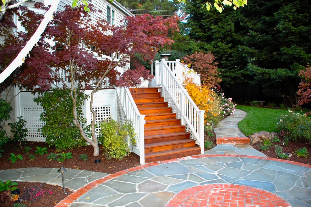Geometrischer, Großer, Halbschattiger Klassischer Garten hinter dem Haus mit Natursteinplatten in San Francisco