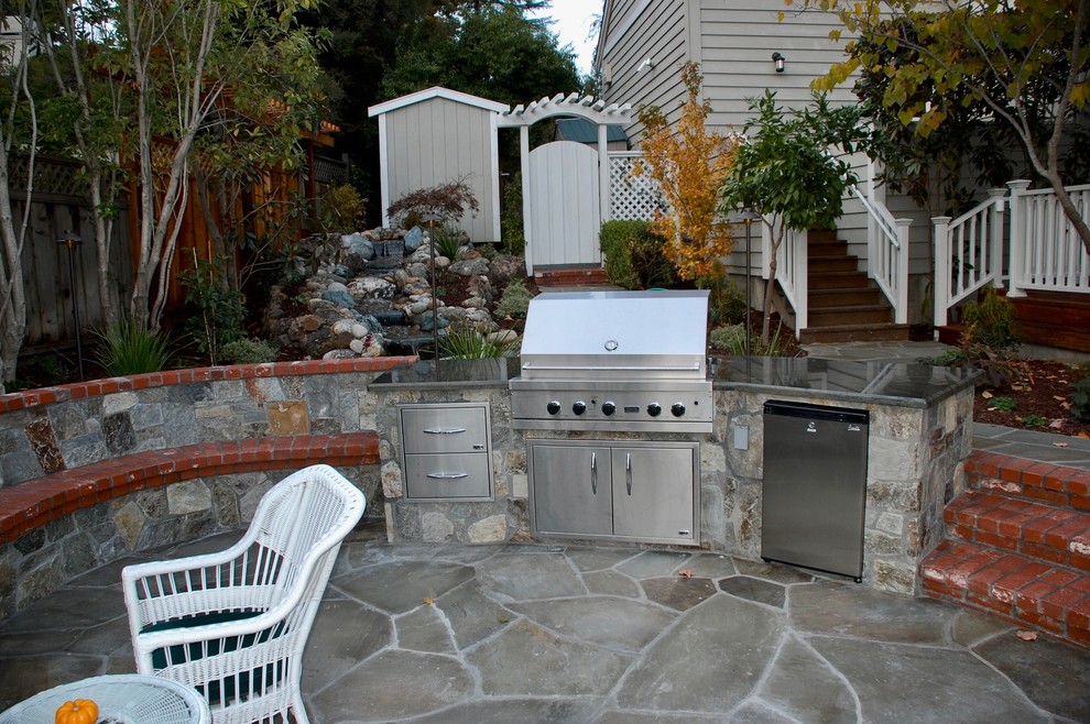 Пример оригинального дизайна: большой двор на заднем дворе в классическом стиле с покрытием из каменной брусчатки