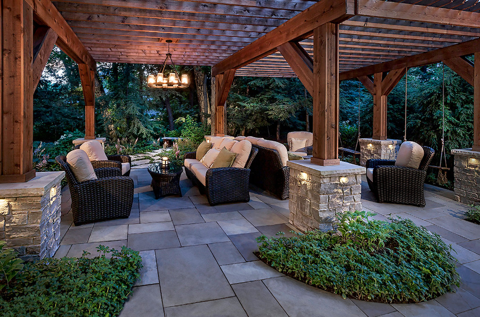 Diseño de patio clásico en patio trasero con adoquines de piedra natural