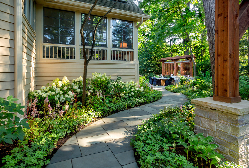 Идея дизайна: тенистый, летний участок и сад на заднем дворе в классическом стиле с садовой дорожкой или калиткой и покрытием из каменной брусчатки