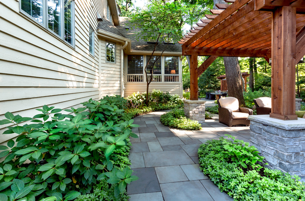 Schattiger, Großer Klassischer Gartenweg im Sommer, hinter dem Haus mit Natursteinplatten in Chicago