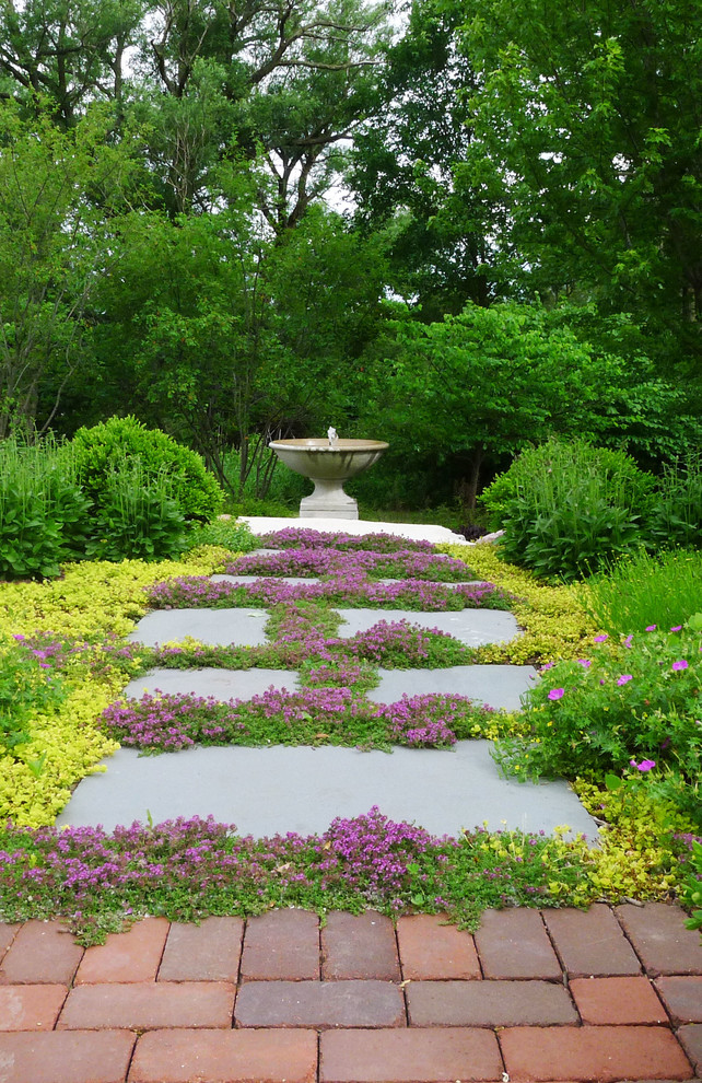 Geometrischer, Großer, Halbschattiger Klassischer Vorgarten im Sommer mit Wasserspiel und Natursteinplatten in Chicago