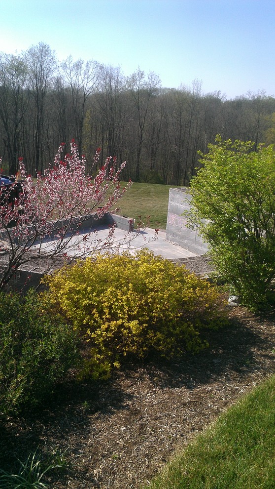 На фото: большой солнечный, летний участок и сад на заднем дворе в стиле неоклассика (современная классика) с местом для костра, хорошей освещенностью и покрытием из каменной брусчатки