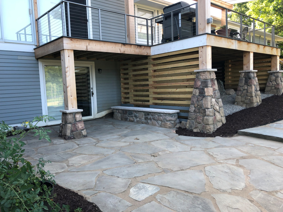 Diseño de jardín campestre de tamaño medio en patio trasero con camino de entrada, exposición total al sol y adoquines de piedra natural