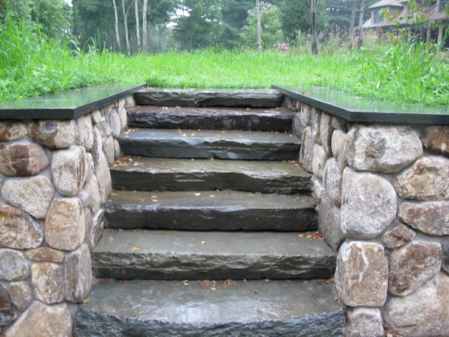 Bluestone Rough Hewn Steps Set Into Stone Retaining Wall Classique Jardin Boston Par 2607