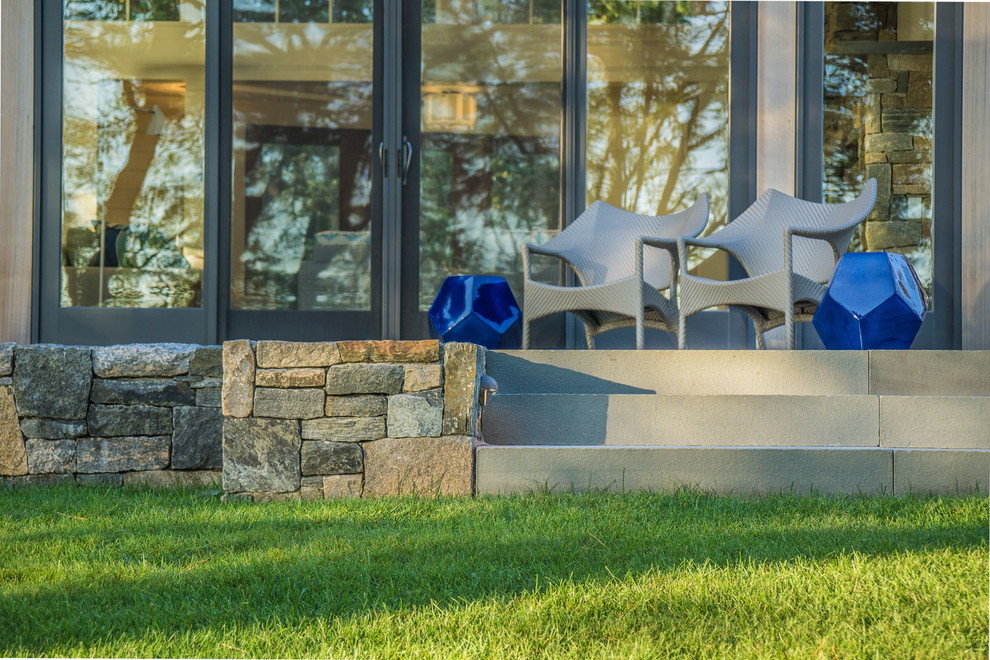 Idee per un grande giardino minimalista esposto a mezz'ombra dietro casa in estate con pavimentazioni in pietra naturale