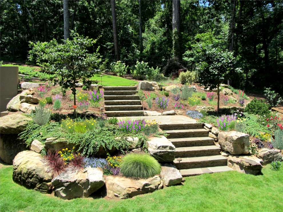 Großer Klassischer Garten im Sommer, hinter dem Haus mit direkter Sonneneinstrahlung in Atlanta