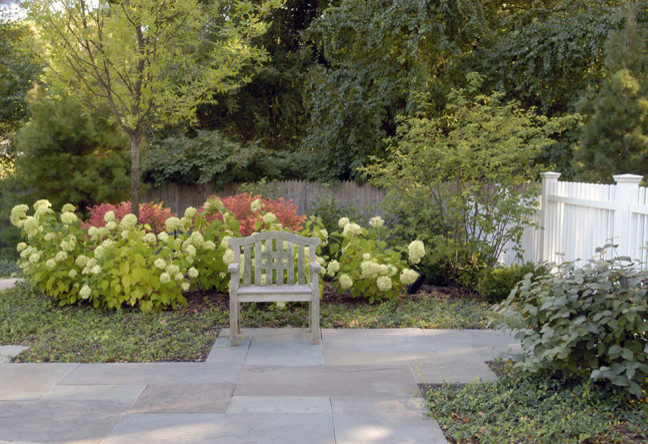 Mittelgroßer, Halbschattiger Klassischer Gartenweg im Sommer, neben dem Haus mit Natursteinplatten in Chicago