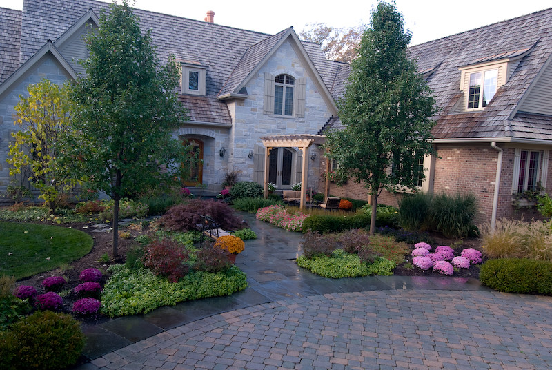 Foto di un ampio giardino chic davanti casa con un ingresso o sentiero e pavimentazioni in pietra naturale